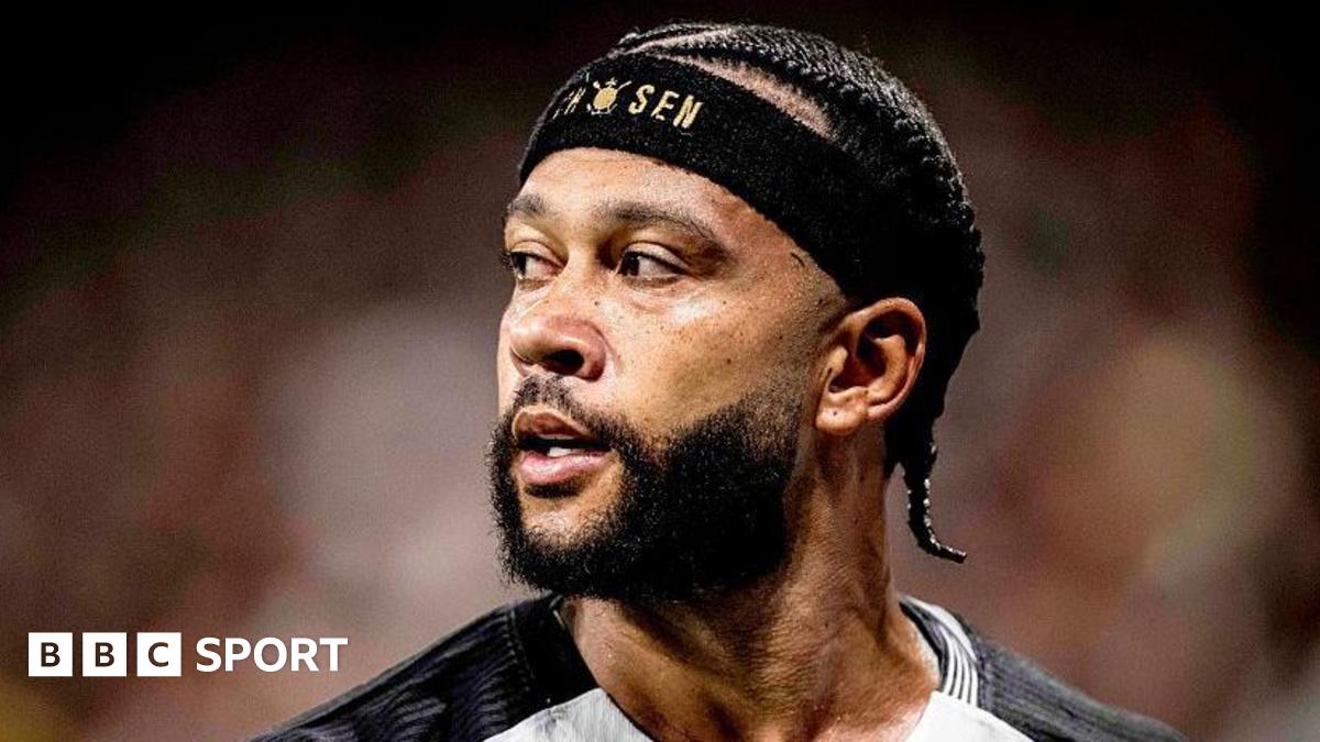 Memphis Depay looks on during a game for Corinthians