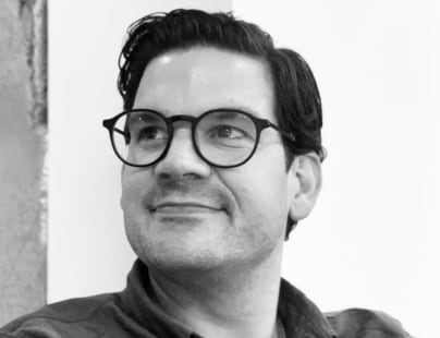 A black and white picture of a man wearing glasses