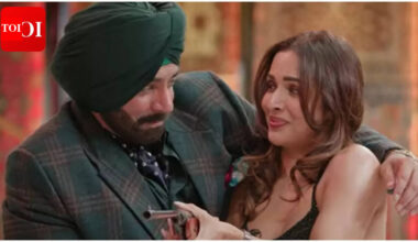 The Great Indian Kapil Show 4: Sunil Grover dressed as Sidhu flirts with Malaika Arora; presents roses, proposes to her; Navjot Singh Sidhu says 'Manjot tere aage Navjot fail' |