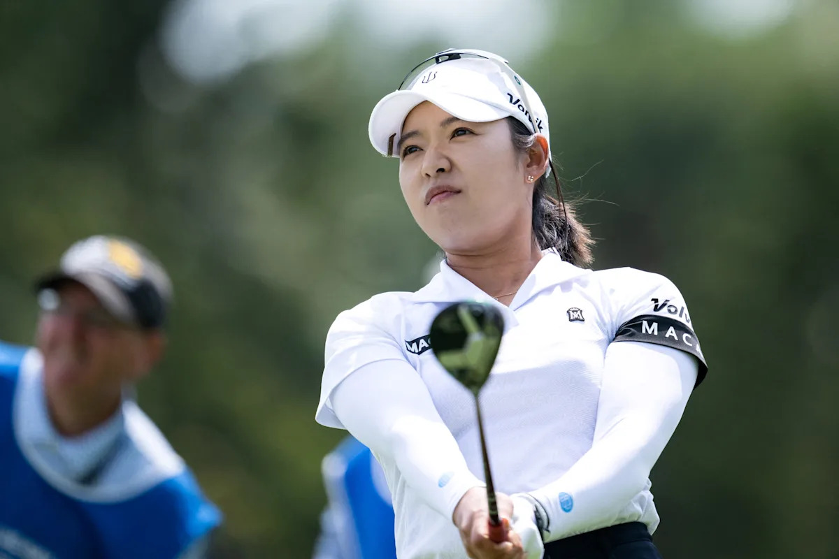 Mi Hyang Lee, playing through injury, holds 3-shot lead at Blue Bay LPGA