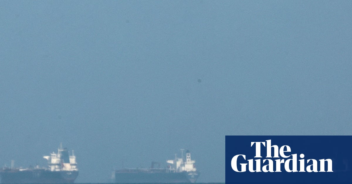 Trump’s ‘free flow of energy’ vow fails to restart shipping in strait of Hormuz | Iran