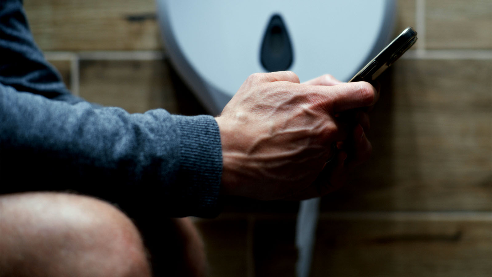 phone-use-on-toilet
