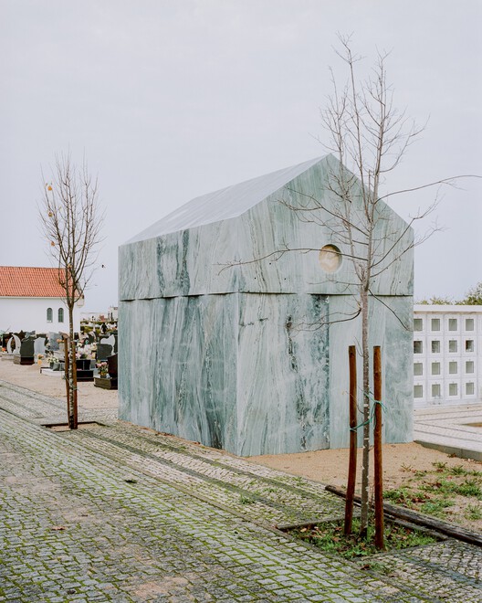 Family Tomb in Coimbra / Comoco Arquitectos - Image 2 of 26