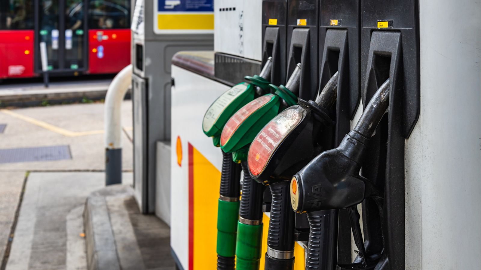 Chancellor meets petrol retailers over 'price gouging' row