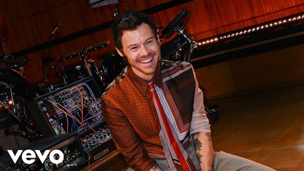 Harry Styles - Everybody Wants To Rule The World (Tears For Fears cover) in the Live Lounge - YouTube