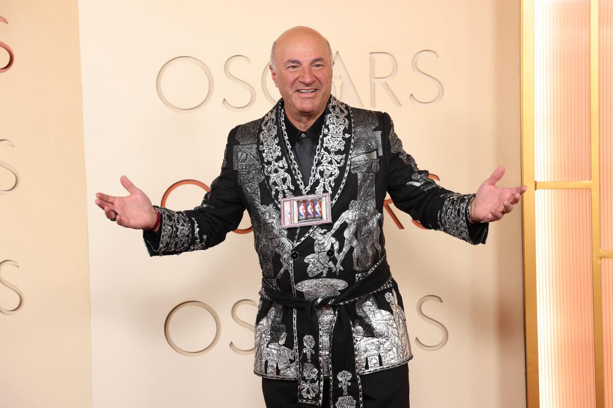 Kevin O'Leary arrives on the red carpet in a flashy blazer and wide chain