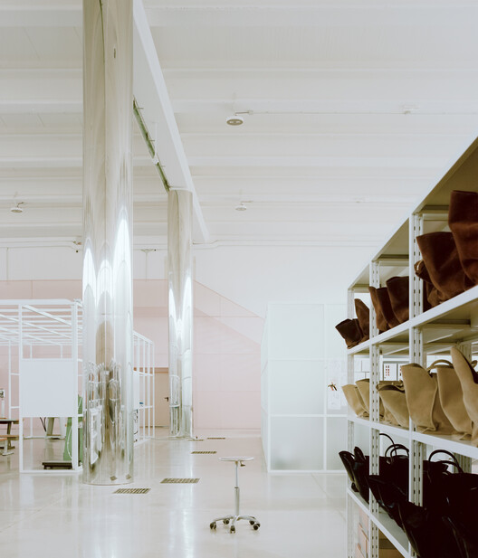 Bottega Bruzziches Headquarters / deltastudio - Interior Photography, Lighting, Glass