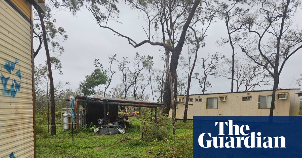 ‘Cyclone-hardened’ Queenslanders shelter in shipping containers as ‘bloody horrendous’ Narelle tears through | Tropical Cyclone Narelle