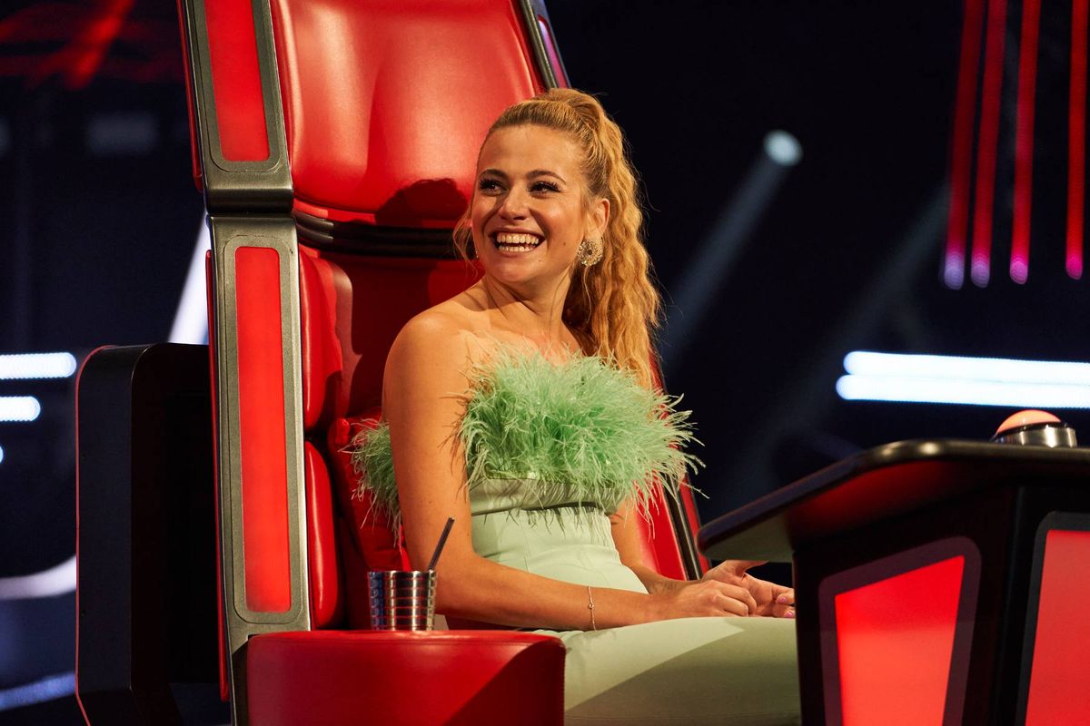 pixie lott in green dress sat on red chair on voice kids uk