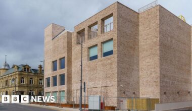 Glass Centre gallery to move into new art hub - BBC