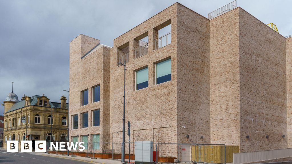 Glass Centre gallery to move into new art hub - BBC