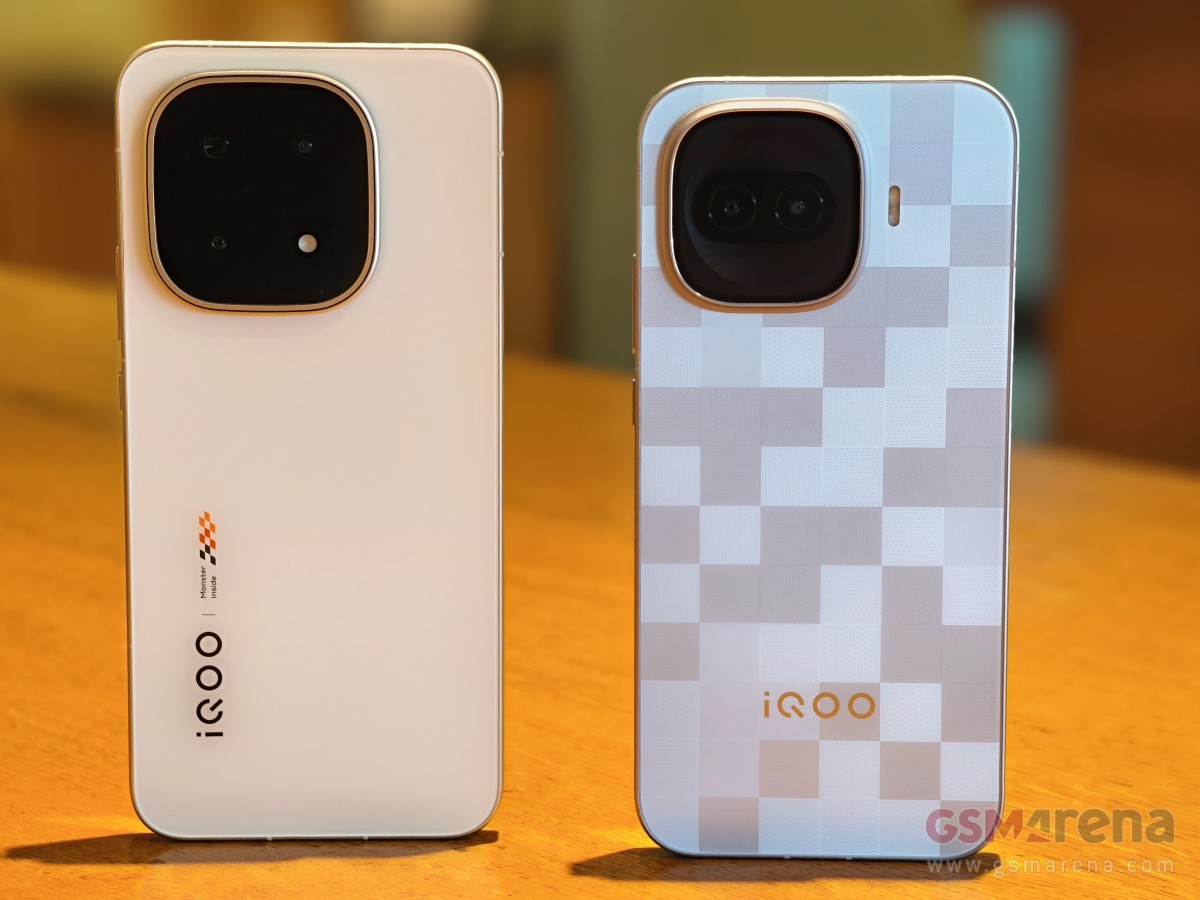 iQOO 15 (left) with iQOO 15R (right)
