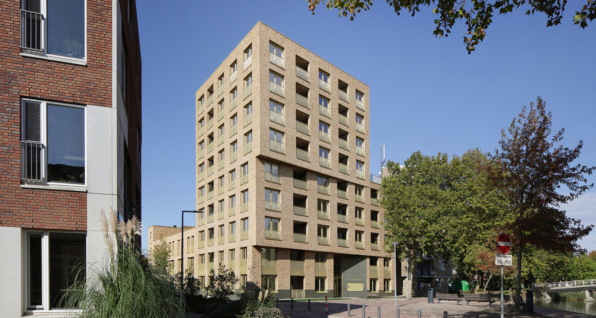 De Hartenrust Residential Building / van Bergen Kolpa architects