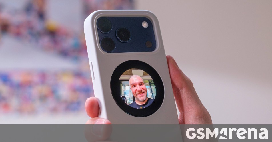 Selfix iPhone case hands-on: a case with a rear display and a microSD slot