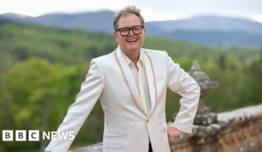 Alan Carr bought a Scottish castle. Could you? - BBC