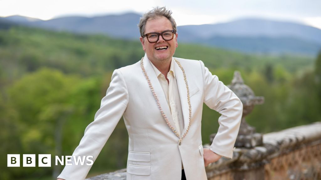 Alan Carr bought a Scottish castle. Could you? - BBC