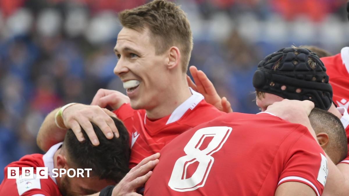 Liam Williams joins the Taulupe Faletau try celebrations in Rome in 2023