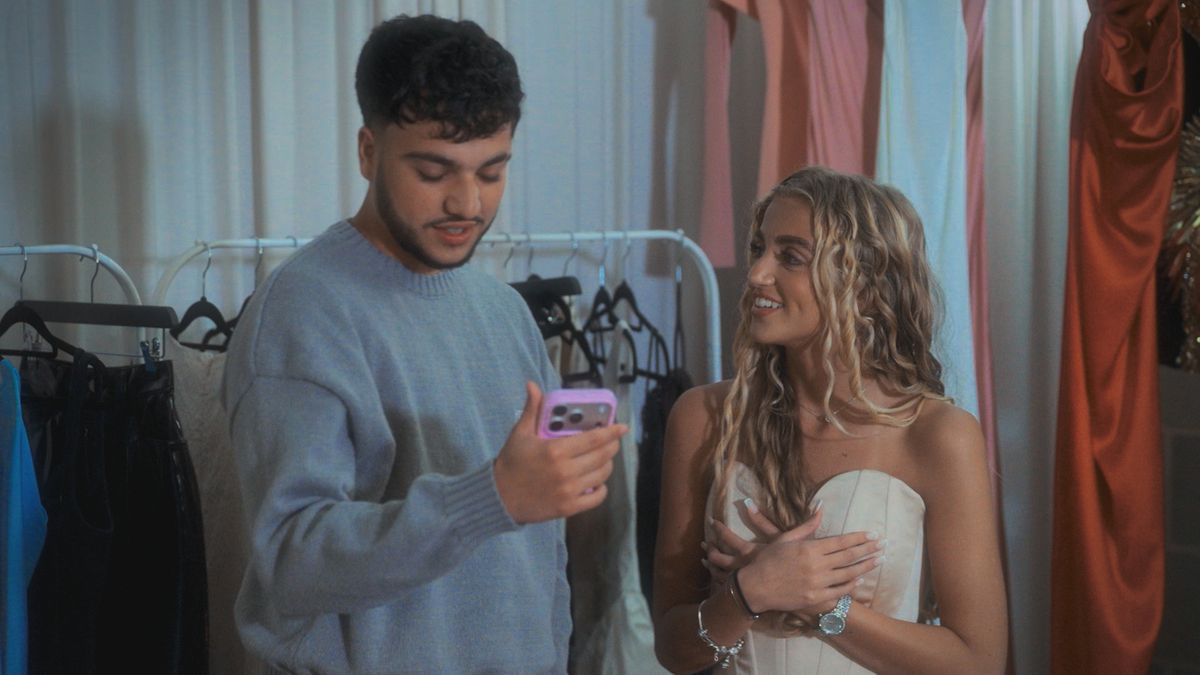 princess and junior chatting at home