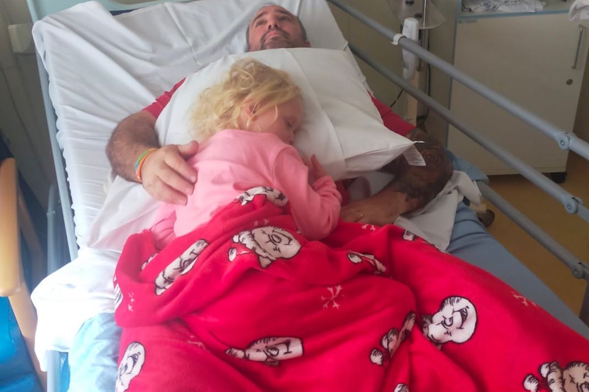 Noa-Rose in hospital with meningitis with dad Scott