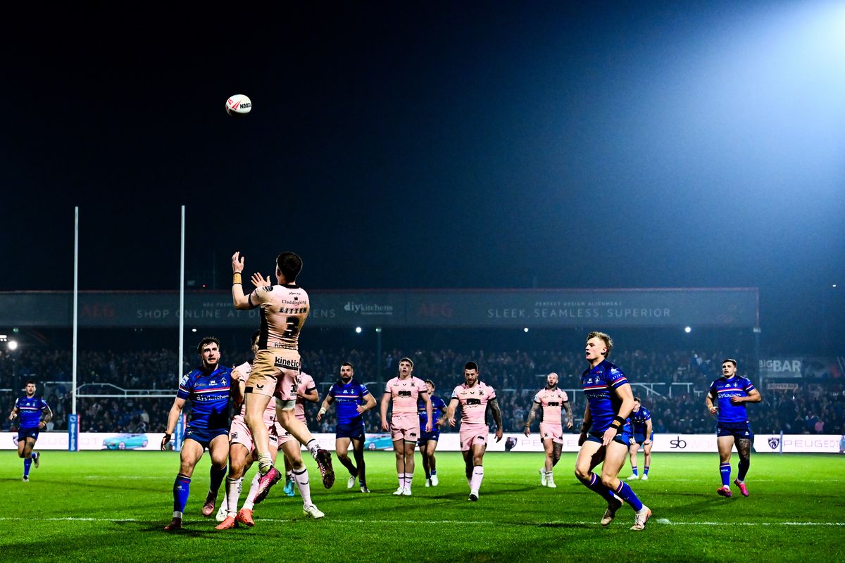 Hull FC's Davy Litten catches a high ball.