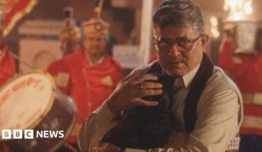 An actress in a scene from Band Baaja Bitiya