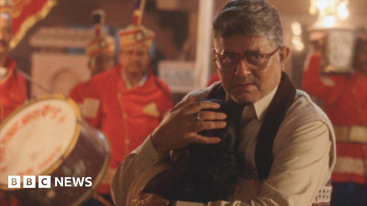 An actress in a scene from Band Baaja Bitiya