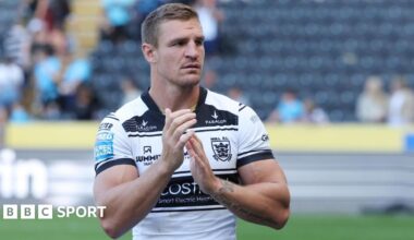 Jed Cartwright applauds the Hull FC fans