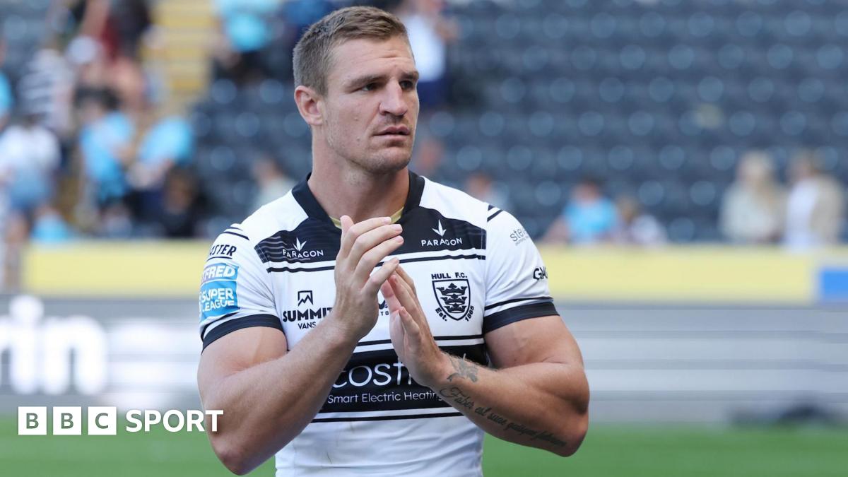 Jed Cartwright applauds the Hull FC fans