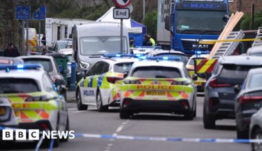Man dies after stabbing near city primary school - BBC
