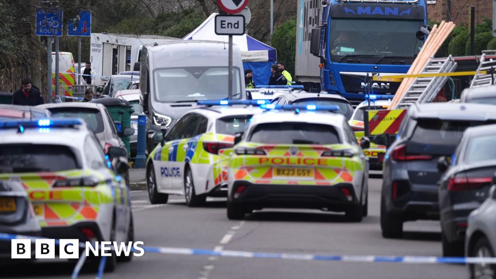 Man dies after stabbing near city primary school - BBC