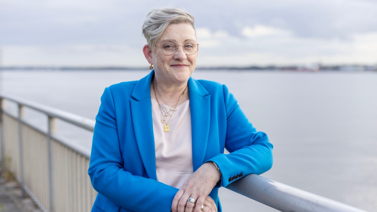 Health minister with incurable cancer resigns from government