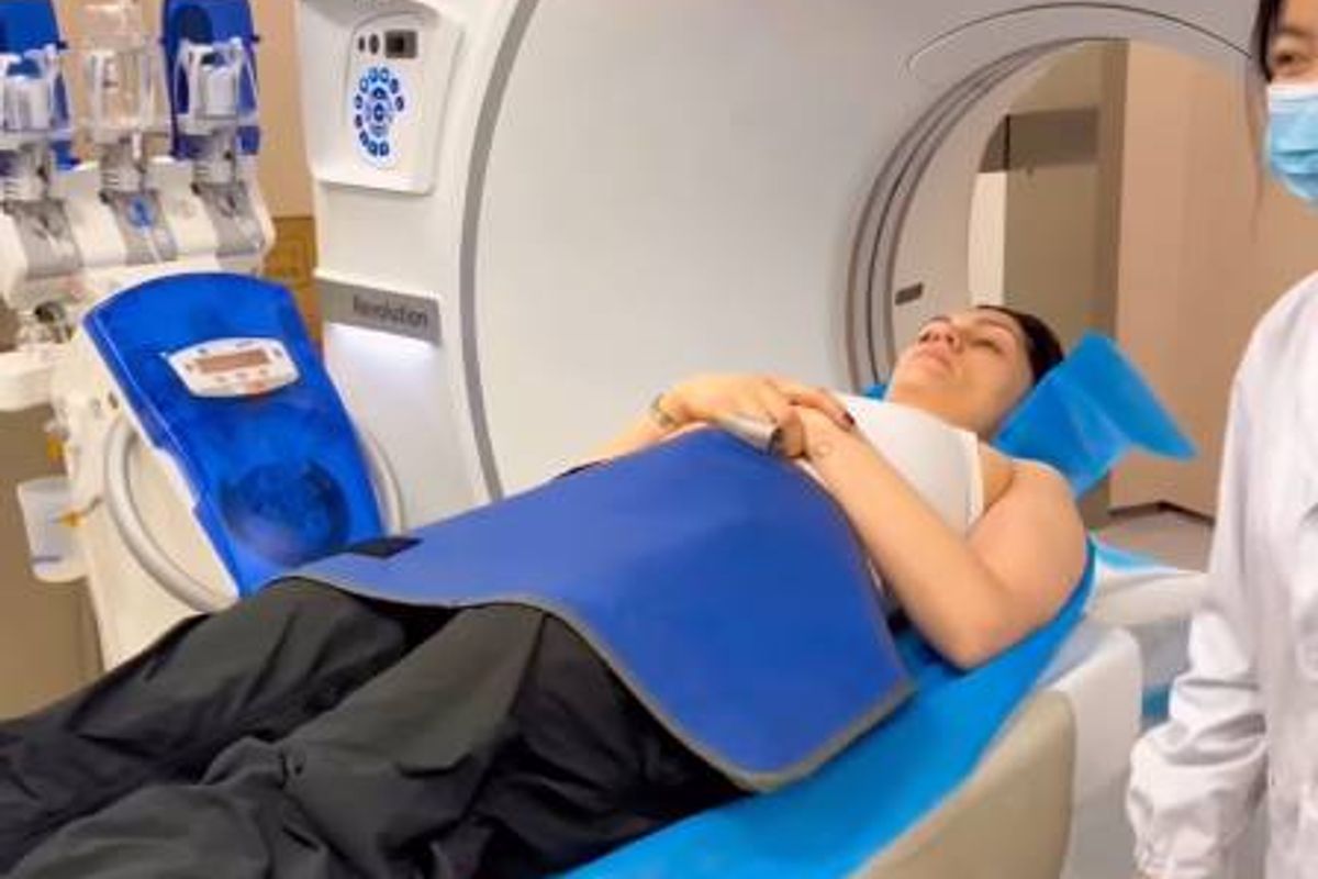 Jessie J in an MRI machine after hitting her head