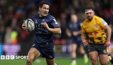 Sam Wolstenholme races clear with ball in hand