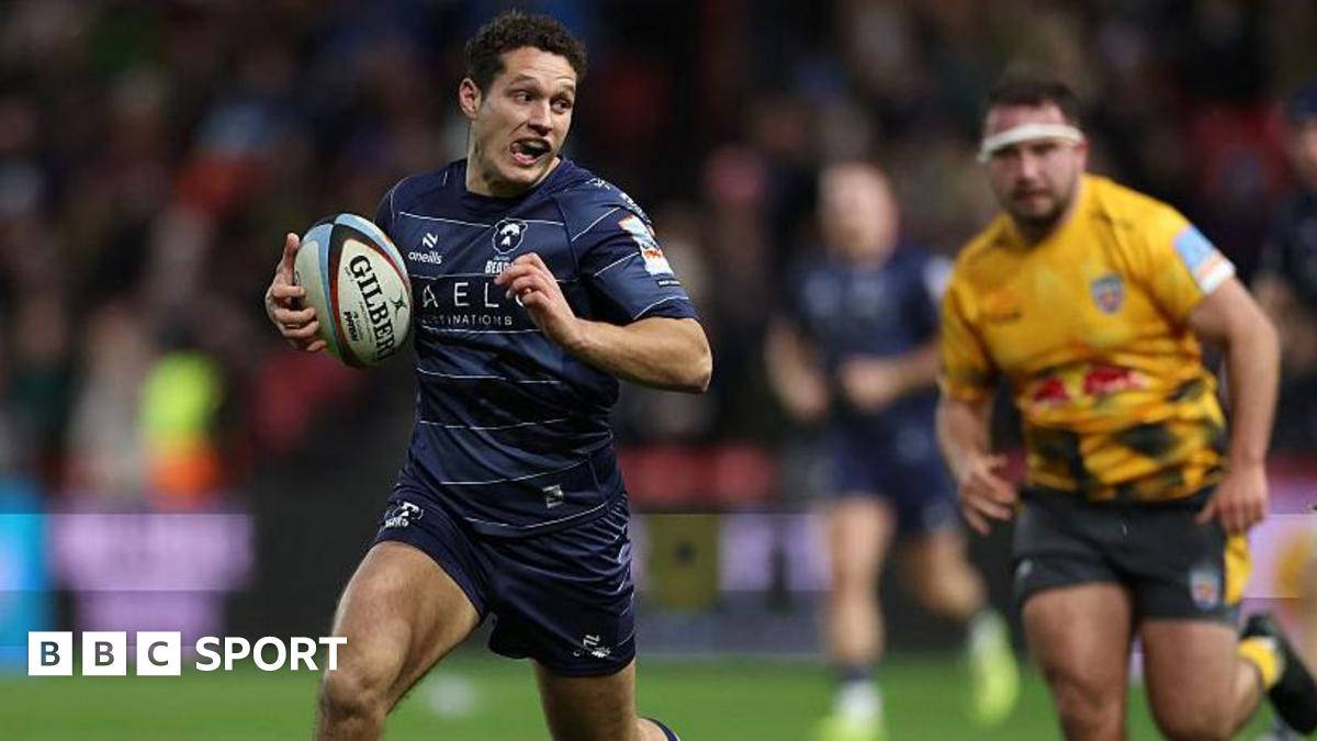 Sam Wolstenholme races clear with ball in hand