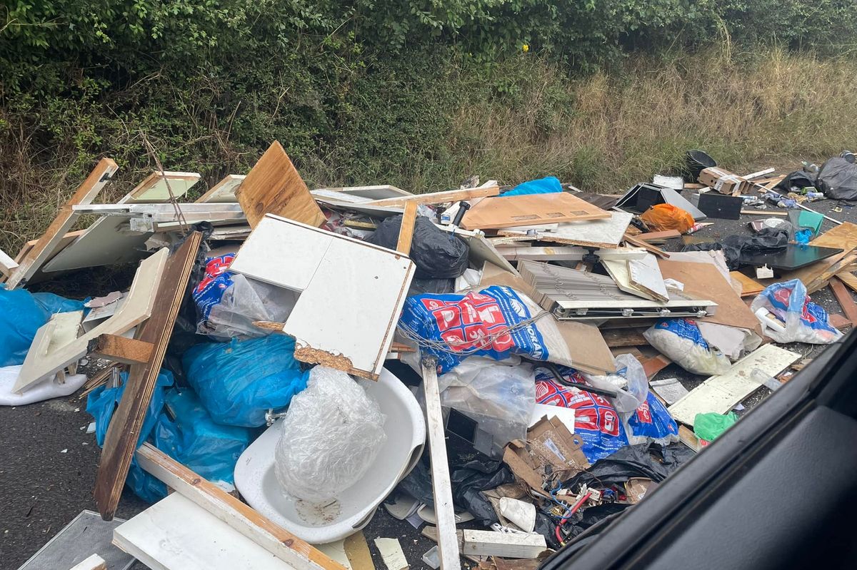 Flytipping found at Avery Lane, Epping