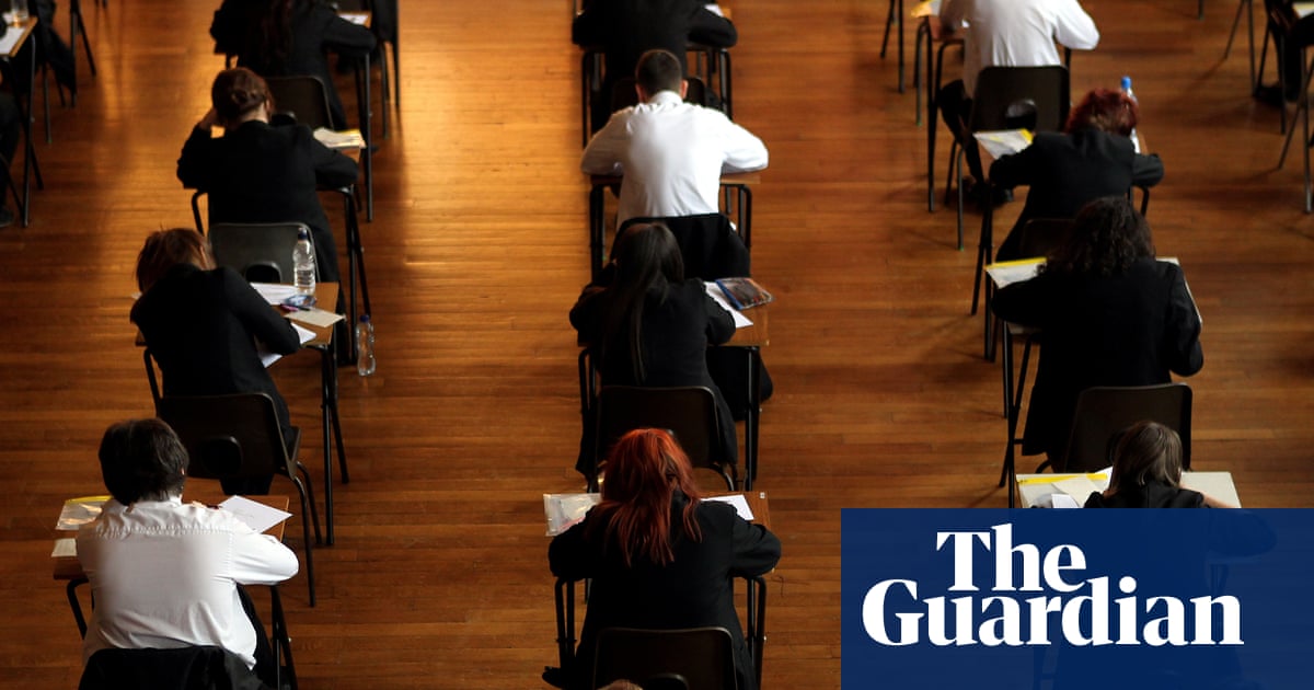 Vice-chancellor calls for review into student loans for those without A-levels | Higher education