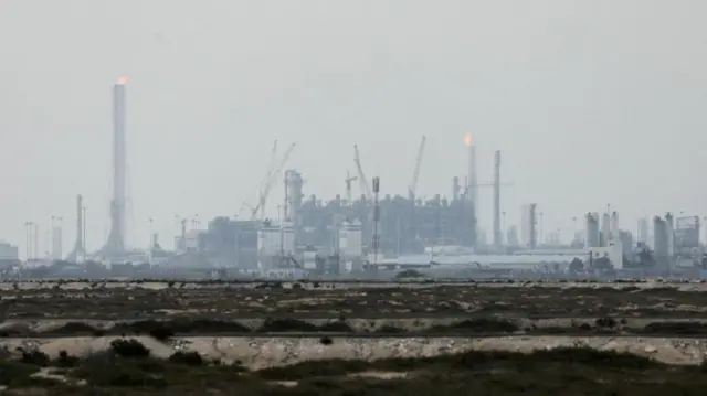 A distant shot of the Ras Laffan facility, with lots of cranes and chimneys