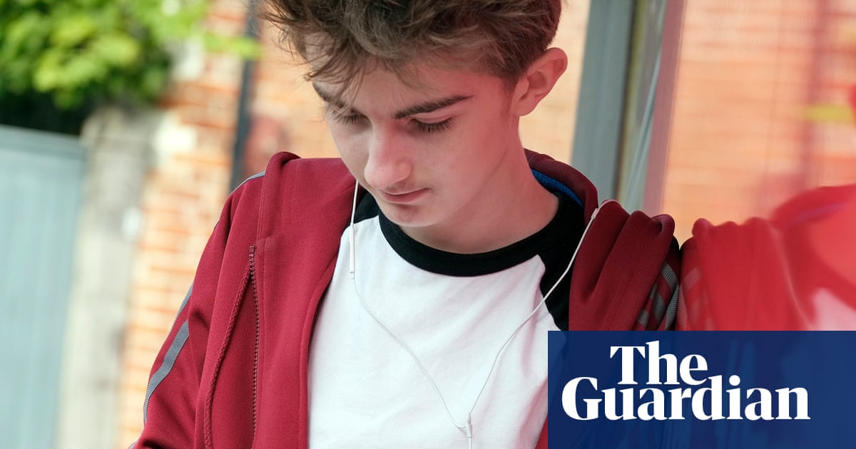 Hundreds of UK teenagers to pilot social media bans and restrictions | Social media ban