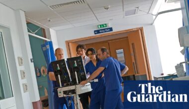 Keir Starmer gives resident doctors 48 hours to call off strike or lose training offer | Doctors