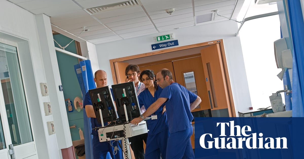 Keir Starmer gives resident doctors 48 hours to call off strike or lose training offer | Doctors
