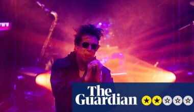 Echo and the Bunnymen – Ian McCulloch leaves it to the crowd to sing these timelessly great songs | Echo & the Bunnymen