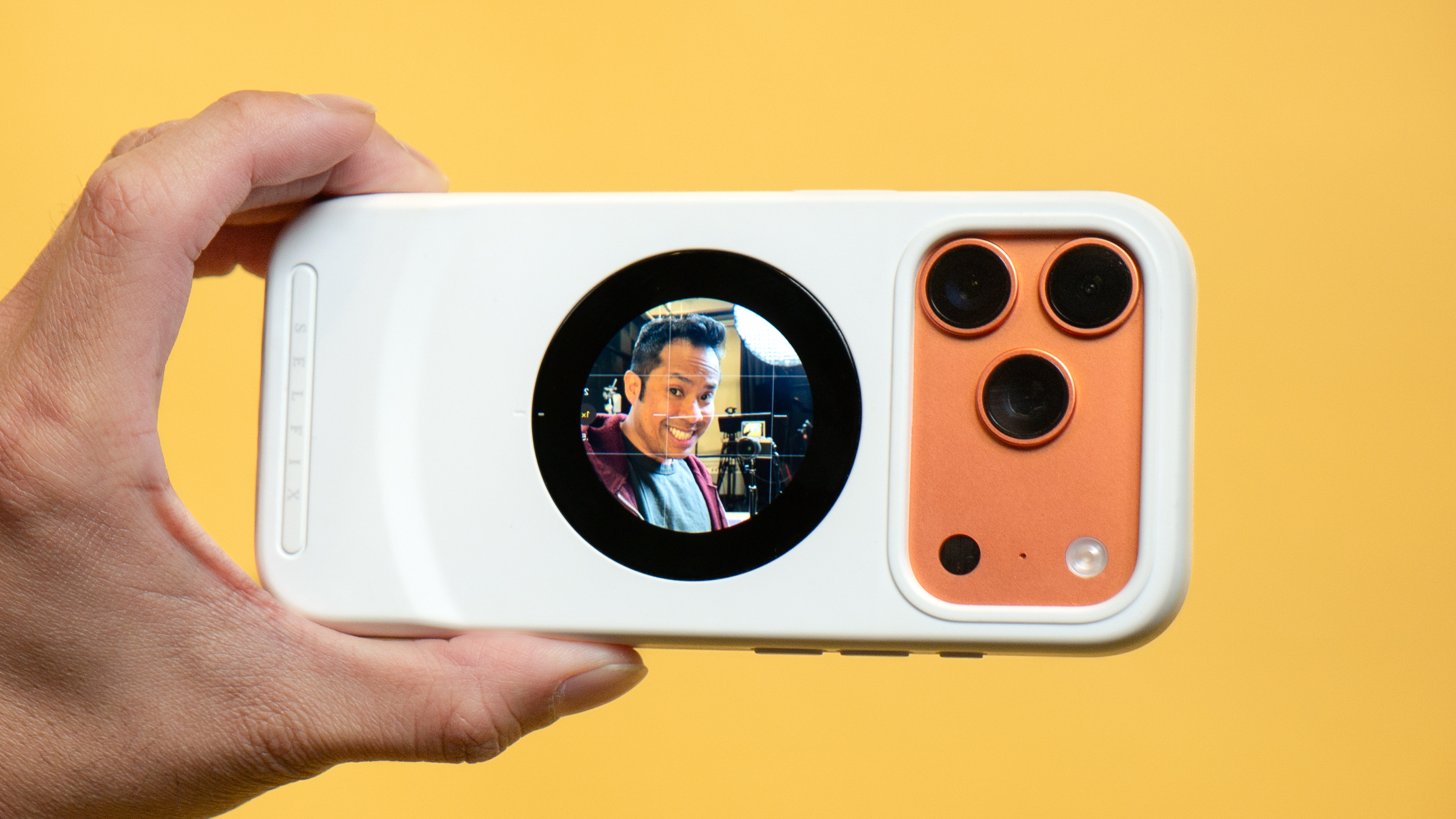 Dockcase Selfix on iPhone 17 Pro.