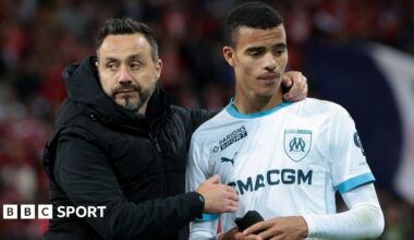 Roberto de Zerbi puts his arm around Mason Greenwood