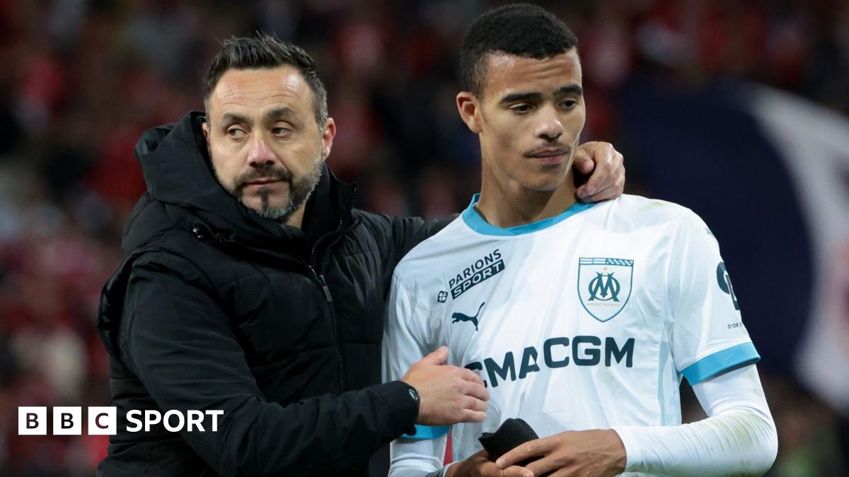 Roberto de Zerbi puts his arm around Mason Greenwood