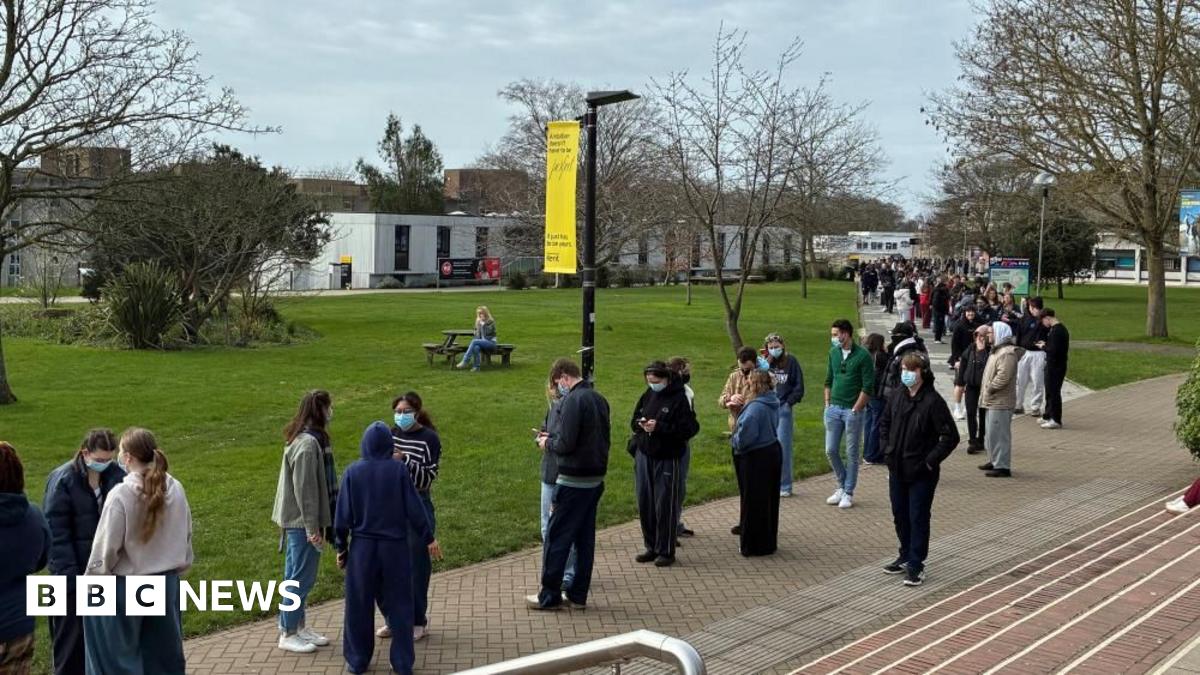 Meningitis outbreak live: Students queue for antibiotics as tribute paid to teenager who died in Kent