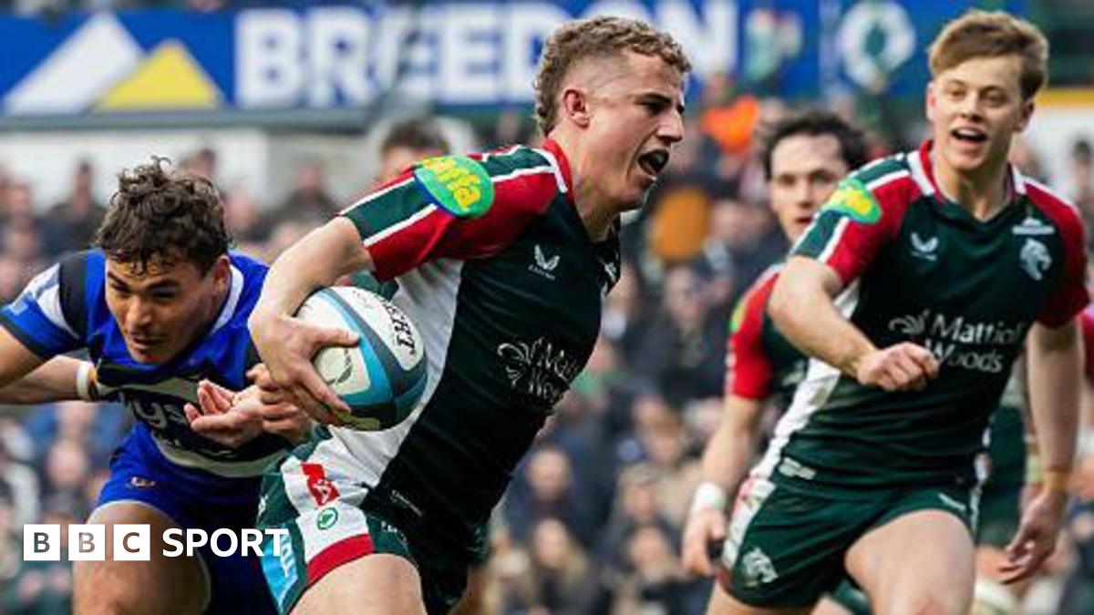 Billy Searle of Leicester Tigers scores a try during the Prem Rugby Cup semi-final against Bath at Mattioli Woods Welford Road Stadium. Various Bath players watch on in background