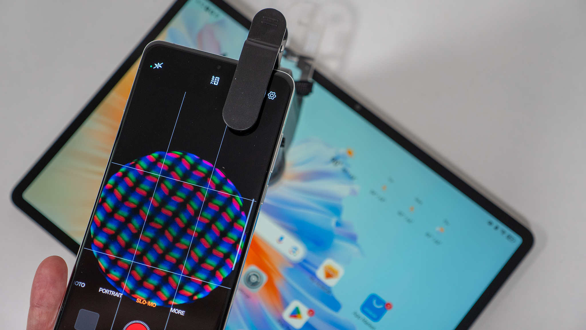 Testing to see if the Honor Pad V9 uses temporal dithering by using a OnePlus 13's 480FPS slow motion video and a Carson MicroFlip smartphone microscope