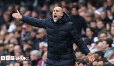 Igor Tudor raises his right arm as he shouts from the touchline during Tottenham's match against Fulham