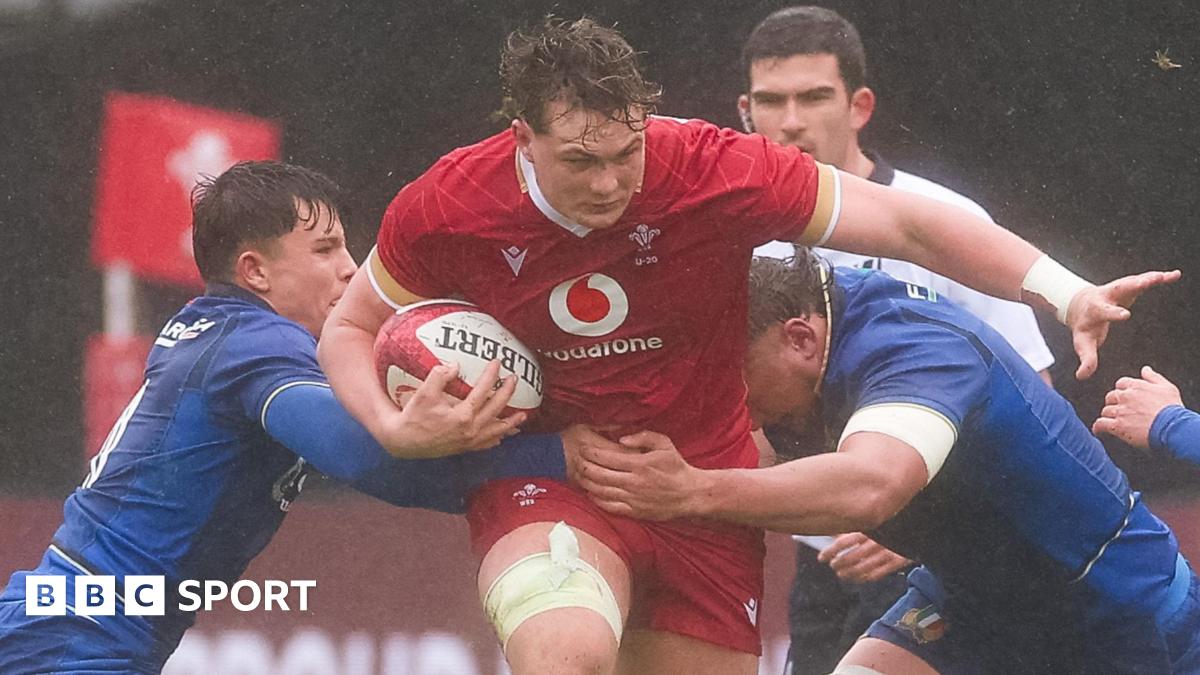 Wales Under-20s number eight Dom Kossuth carries the ball against Italy