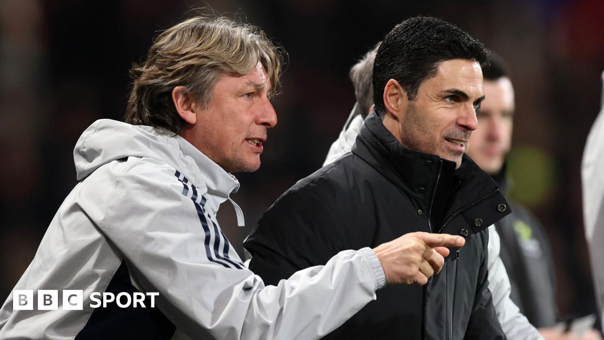 Mikel Arteta and Gabriel Heinze on the touchline